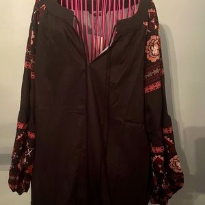 BloomChic Women’s Black Top with flowers-NWT, 1X